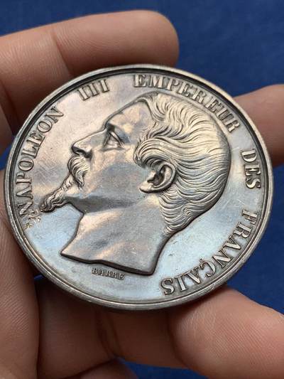 《竞宝斋》第430场 周日，周一，周二 3场连拍 （全场包邮） 1853年敦刻尔克博览会银章 手指银标 69.65克 50mm