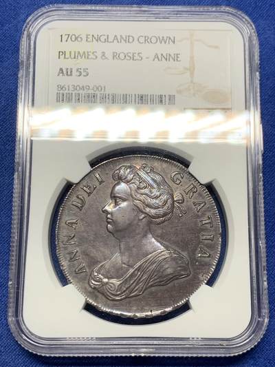 《竞宝斋》第430场 周日，周一，周二 3场连拍 （全场包邮） NGC AU55 英国1706安妮女王克朗，所有安妮女王克朗中第二少的版别，珍惜度R。也是英国克朗中首次出现羽毛、玫瑰和盾徽共同作为背面元素的克朗。MS的1706克朗已经很多年没有出现过，这枚AU55给分过于保守，已是亚军分数。