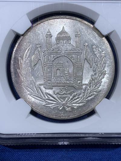 《竞宝斋》第430场 周日，周一，周二 3场连拍 （全场包邮） NGC MS63 阿富汗王国SH1306/9年2.5阿富汗尼大银币，稀见品种，淡彩银光，图案深打。工艺粗糙的大银，仅发行2年，边缘可见减重痕，此枚图案双面深打，已属非常难得。更高分仅有4枚，错过难遇