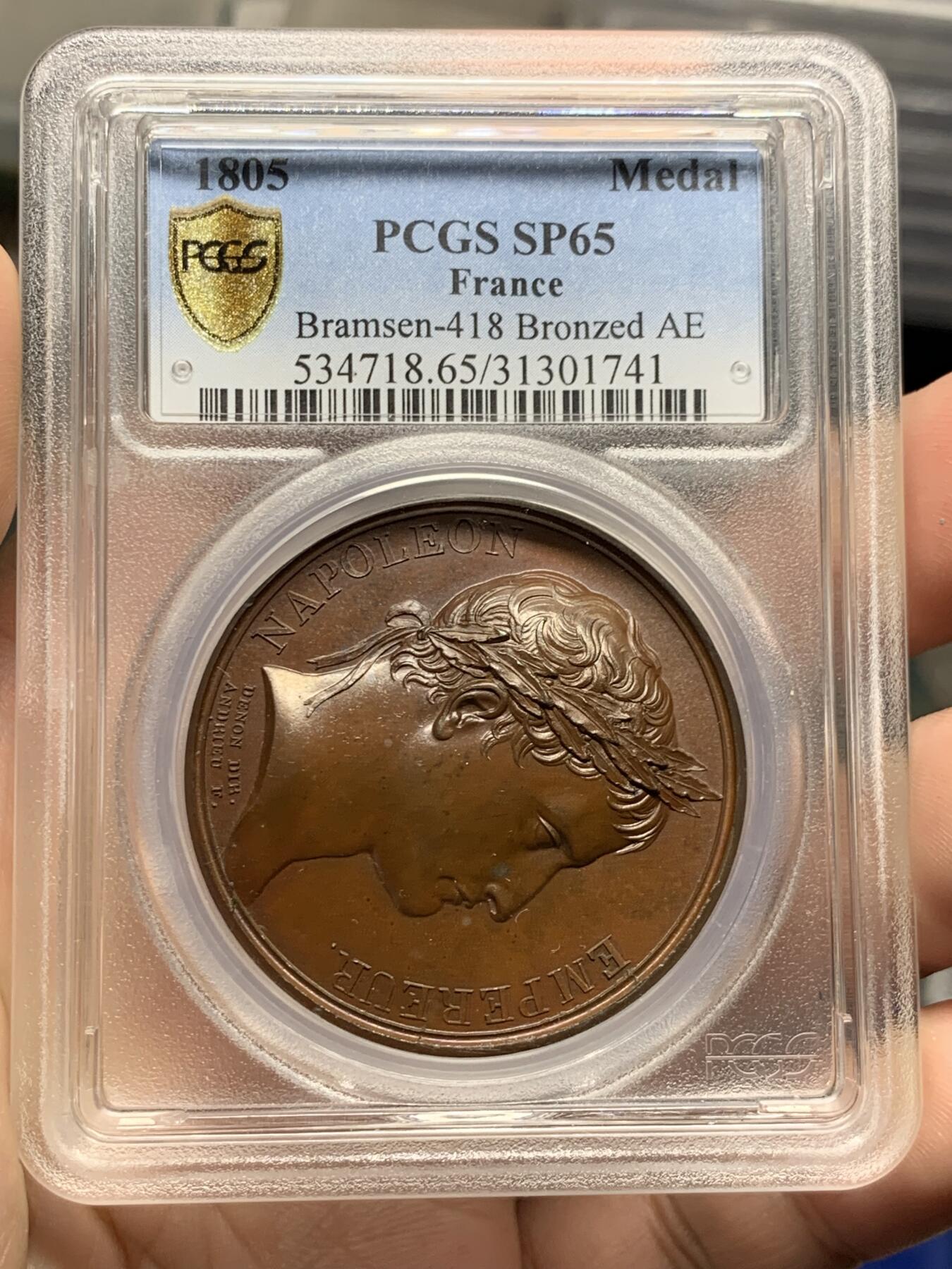 《竞宝斋》第430场 周日，周一，周二 3场连拍 （全场包邮） PCGS SP65 冠军分！法国1805年拿破仑一世米兰大加冕原铸铜章 巴黎造币厂油光巧克力包浆 背面历史传奇圣物的铁王冠，先后成为伦巴第王国和中世纪意大利王国的象征，曾用于774年查理曼和1452年腓特烈三世的加冕，拿皇延续在米兰大教堂加冕为意大利国王无疑继承正统，要当整个欧陆的皇帝。加厚盒