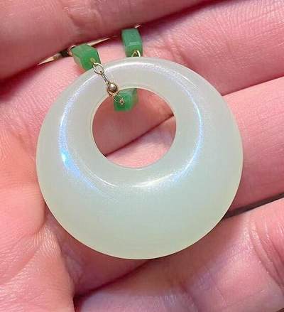 【旋风钱币】10月25日19:00准时开拍 精美欧洲币章、第三帝国钱币、精美项链等 全场包邮 精美项链吊坠2条 弥勒佛+玉璧 吊坠直径均为30MM 需要任何数据请私信