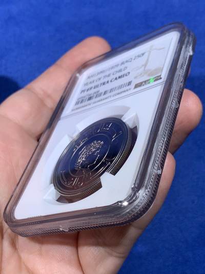 《竞宝斋》第430场 周日，周一，周二 3场连拍 （全场包邮） NGC PF69UC 1979年伊拉克儿童年250Fil铜镍币精铸  花冠儿童精美设计图案  经典儿童年大热品种 镜面深浮雕底板  高分UC不易 外拍高价品种