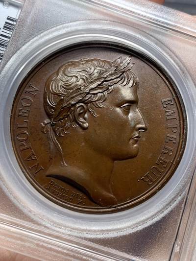 《竞宝斋》第430场 周日，周一，周二 3场连拍 （全场包邮） PCGS SP65 冠军分！法国1805年拿破仑一世米兰大加冕原铸铜章 巴黎造币厂油光巧克力包浆 背面历史传奇圣物的铁王冠，先后成为伦巴第王国和中世纪意大利王国的象征，曾用于774年查理曼和1452年腓特烈三世的加冕，拿皇延续在米兰大教堂加冕为意大利国王无疑继承正统，要当整个欧陆的皇帝。加厚盒