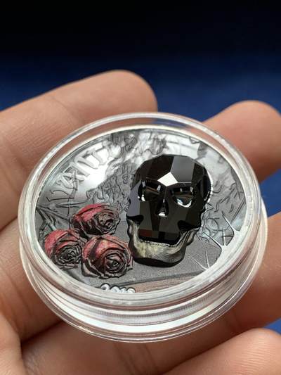 《竞宝斋》第430场 周日，周一，周二 3场连拍 （全场包邮） 2018年赤道几内亚黑水晶骷髅头玫瑰高浮雕银质纪念币 1盎司 999银 31.1克 铸造量1750枚 细节见图