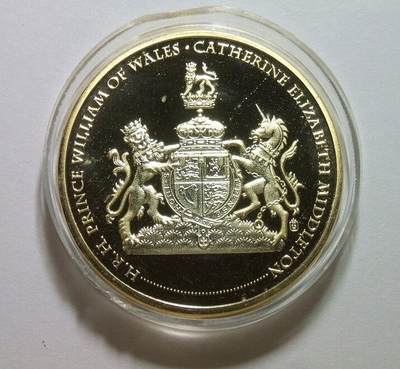 【旋风钱币】10月25日19:00准时开拍 精美欧洲币章、第三帝国钱币、精美项链等 全场包邮 【买一送一】英国2010年 威廉王子与凯特订婚带宝石精制大镀金章 40MM   【赠品】日本2006年生肖狗双色镀银章 23MM