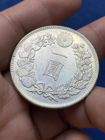 《竞宝斋》第430场 周日，周一，周二 3场连拍 （全场包邮） 日本明治二十九年1896年龙洋银币，后期小特年，不是常见的38或者45年，带光好品，适合收集年份或者上手把玩，细节如图