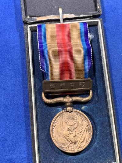 《竞宝斋》第430场 周日，周一，周二 3场连拍 （全场包邮） 两枚一组 日本事变从军记章 带盒 勿忘国耻 细节见图