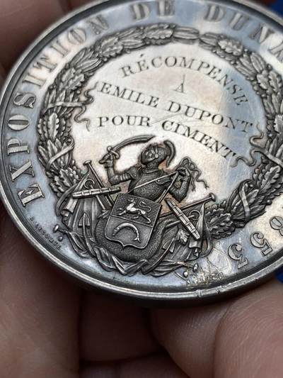 《竞宝斋》第430场 周日，周一，周二 3场连拍 （全场包邮） 1853年敦刻尔克博览会银章 手指银标 69.65克 50mm