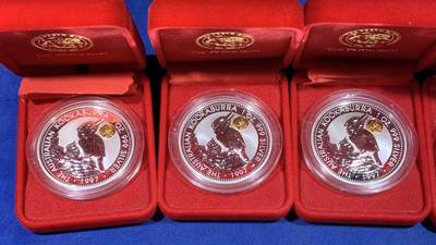 《竞宝斋》第430场 周日，周一，周二 3场连拍 （全场包邮） 五枚一组 澳大利亚1997年笑翠鸟镶嵌金猫银币，每枚含纯银1盎司，纯金约0.5g