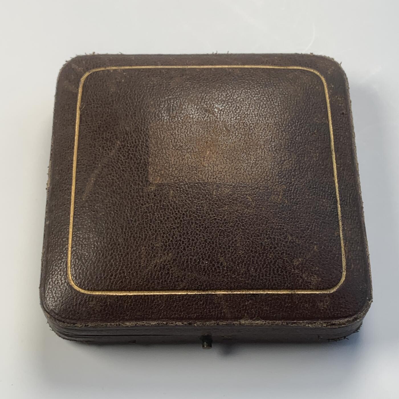 掌中浮雕-藏着的欧洲第038场 1933年英国皇家农业展览上颁发的获奖铜章，以表彰H.C.Byrne的制铁技艺，63.5mm，重100.2克。正面是皇家徽章和鹰头图案，背面刻有获奖者姓名、展览名称和日期，原盒