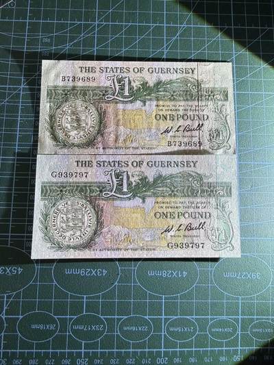 【炜奕收藏】，第四十八期，多套港澳日本纸币 1980年根西1镑两张，UNC/UNC-品相，邮封拆出品相，首签大票幅版本