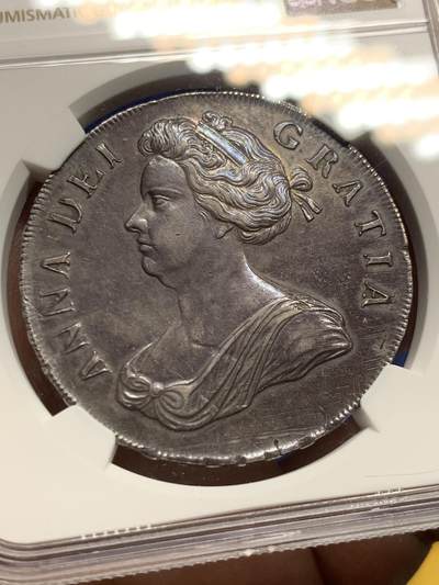 《竞宝斋》第430场 周日，周一，周二 3场连拍 （全场包邮） NGC AU55 英国1706安妮女王克朗，所有安妮女王克朗中第二少的版别，珍惜度R。也是英国克朗中首次出现羽毛、玫瑰和盾徽共同作为背面元素的克朗。MS的1706克朗已经很多年没有出现过，这枚AU55给分过于保守，已是亚军分数。