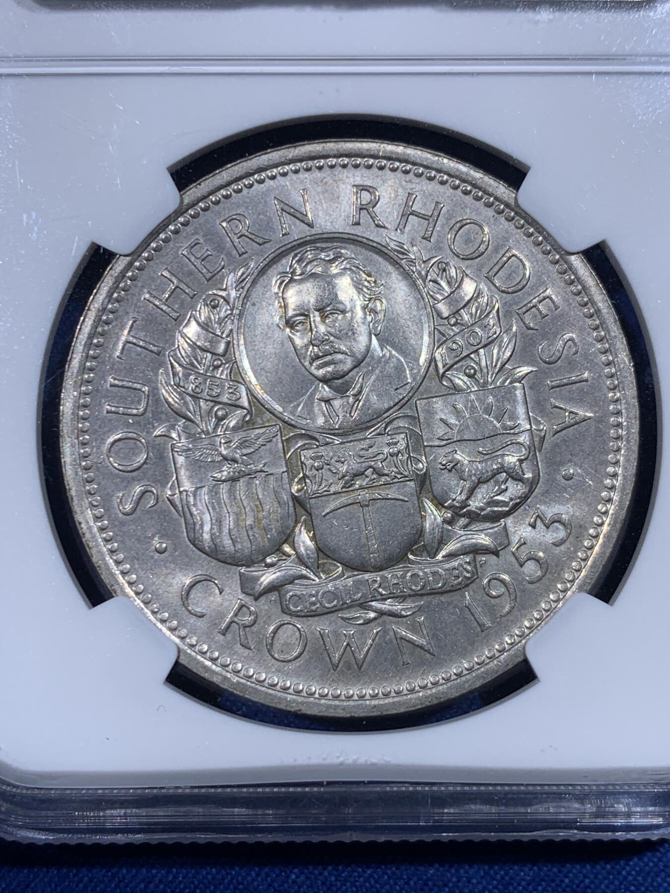 《竞宝斋》第430场 周日，周一，周二 3场连拍 （全场包邮） NGC MS64 罗德西亚1953年1克朗银币，Gem BU的品相，底板光滑如丝绸，历史给它披上一层淡淡的灰色包浆，更显韵味
