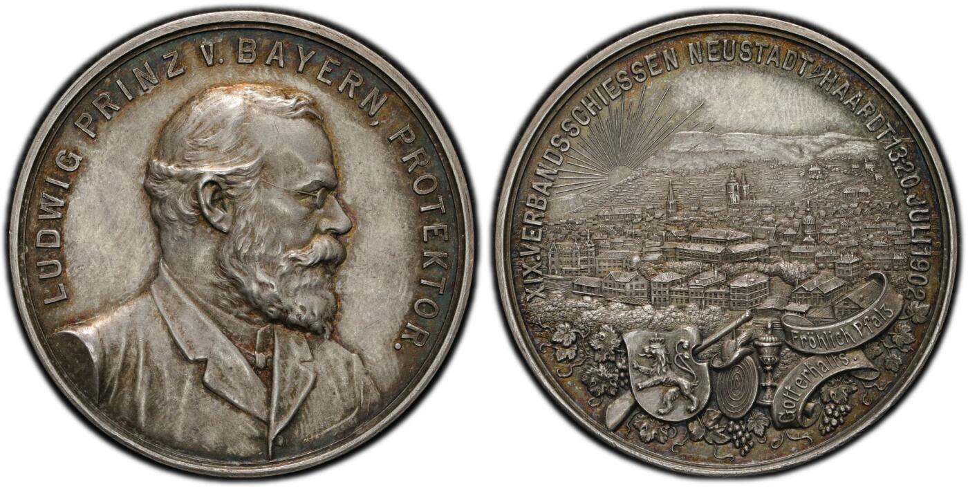 万国钱币拍卖第053期【万国秋季大拍下●周五周六两场连拍】 PCGS MS62 1902年德国巴伐利亚利奥波德摄政王皇太子日后的路德维希三世作为巴伐利亚的守护者纪念诺伊施塔特和哈尔德射击节城市景观大银章 罕见光边版 43MM 32G 少见南德厚重射击节系列 醇厚天鹅绒五彩包浆 PCGS唯一冠军分