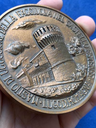 《竞宝斋》第430场 周日，周一，周二 3场连拍 （全场包邮） 法吉奥拉城堡主楼铜章 大规格高浮雕217.6克 79.5mm