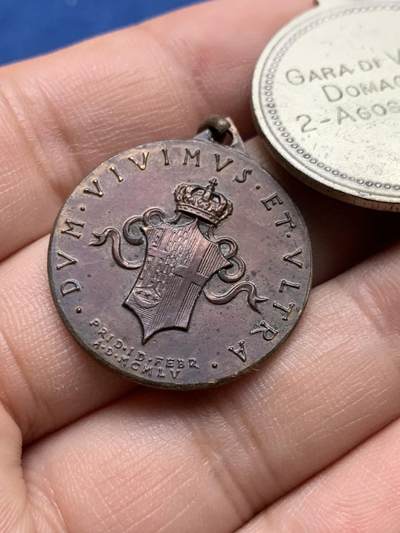 《竞宝斋》第430场 周日，周一，周二 3场连拍 （全场包邮） 欧洲纪念章牌一对 总重约18.5克，直径分别为26.2mm和30.6mm。