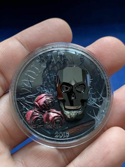 《竞宝斋》第430场 周日，周一，周二 3场连拍 （全场包邮） 2018年赤道几内亚黑水晶骷髅头玫瑰高浮雕银质纪念币 1盎司 999银 31.1克 铸造量1750枚 细节见图