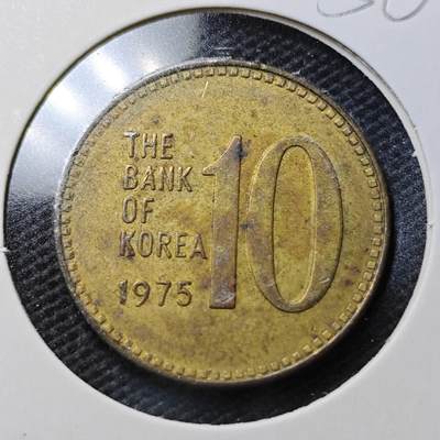 KK钱币收藏小铺  第356场  2月预留时间 周末发货 -  1975韩国老版10韩元铜币 少见年份