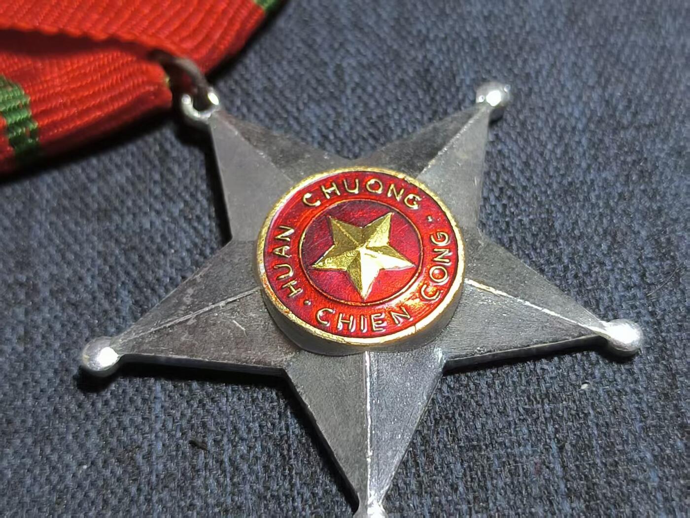 罗岚⭐爱藏⭐精品专拍第六场-分享拍场赚佣金 越南民主共和国（原挂略-越中战争时期版本）人民军二级战功勋章 主要颁发给前线作战的基层军官-士官-士兵 该章获得条件需要在战场上以出色的基层指挥能力逆转一场小型战斗，或者亲自临阵毙伤数位敌人
