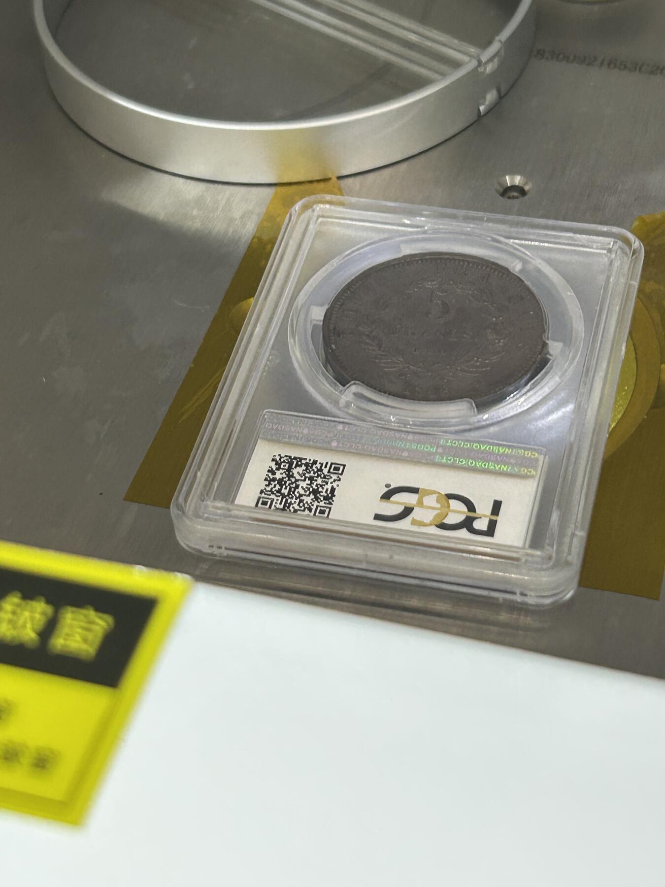 万国钱币拍卖第053期【万国秋季大拍上●周五周六两场连拍】 PCGS SP64 1816年法国拿破仑二世5法郎大银 实际铸造为1860年 推测是拿破仑三世为确认拿破仑王朝的连续性而制作的样币 布鲁塞尔造币厂铸 正面均匀煤炭包浆 背面灰金包浆 NP双料冠军分 根据金属成分分析显示此枚含银量高达98% 今年1月62分SBP成交价逾5000美金