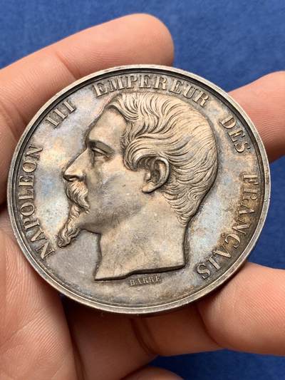 《竞宝斋》第430场 周日，周一，周二 3场连拍 （全场包邮） 1853年法国阿拉斯市世博会纪念银章 65.1克 50.2mm 手指银标 带盒