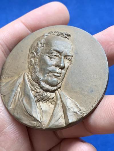 《竞宝斋》第430场 周日，周一，周二 3场连拍 （全场包邮） 意大利1910年统一运动三杰之一加富尔诞辰一百周年纪念铜章，背面女神驾驶六匹马，姿态各异，气势恢宏，比马车里拉更富艺术张力，少见品种。69.65克，51.8mm。