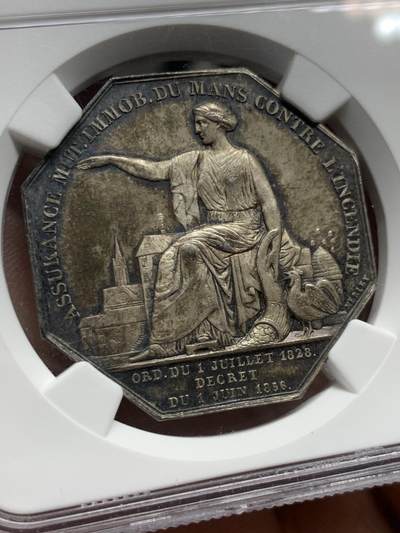 《竞宝斋》第430场 周日，周一，周二 3场连拍 （全场包邮） NGC MS64 法国勒芒火灾保险公司八角银制代币 MERLEY作品 蜜蜂边铭银标 早期版本 原味包浆，高分好品！