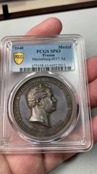 万国钱币拍卖第053期【万国秋季大拍上●周五周六两场连拍】 PCGS SP63 1840年德国普鲁士威廉四世克承大统继国王位加冕纪念大银章 焕蓝彩加持 普鲁士经典名誉加冕系列的开山之作 后续的威廉一世 二世均以此设计为蓝本