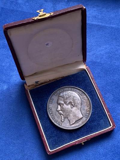 《竞宝斋》第430场 周日，周一，周二 3场连拍 （全场包邮） 1853年法国阿拉斯市世博会纪念银章 65.1克 50.2mm 手指银标 带盒