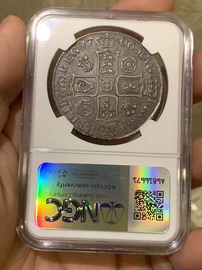 《竞宝斋》第430场 周日，周一，周二 3场连拍 （全场包邮） NGC AU55 英国1706安妮女王克朗，所有安妮女王克朗中第二少的版别，珍惜度R。也是英国克朗中首次出现羽毛、玫瑰和盾徽共同作为背面元素的克朗。MS的1706克朗已经很多年没有出现过，这枚AU55给分过于保守，已是亚军分数。