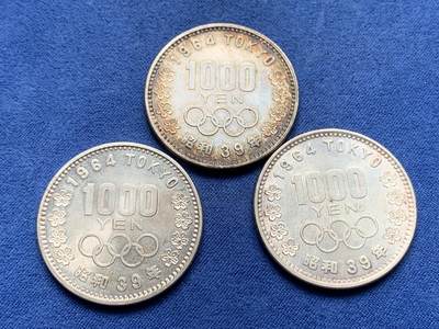 《竞宝斋》第430场 周日，周一，周二 3场连拍 （全场包邮） 三枚一组 日本1964年奥运纪念币 大奥1000日元银币 总重约60.5克