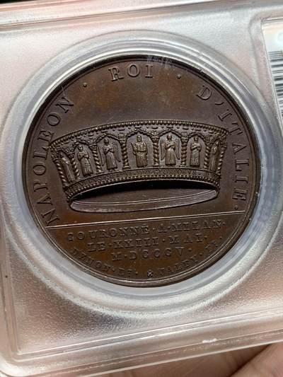 《竞宝斋》第430场 周日，周一，周二 3场连拍 （全场包邮） PCGS SP65 冠军分！法国1805年拿破仑一世米兰大加冕原铸铜章 巴黎造币厂油光巧克力包浆 背面历史传奇圣物的铁王冠，先后成为伦巴第王国和中世纪意大利王国的象征，曾用于774年查理曼和1452年腓特烈三世的加冕，拿皇延续在米兰大教堂加冕为意大利国王无疑继承正统，要当整个欧陆的皇帝。加厚盒