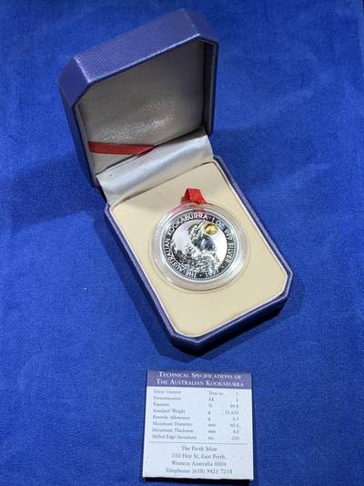 《竞宝斋》第430场 周日，周一，周二 3场连拍 （全场包邮） 澳大利亚1997年笑翠鸟金凤镶嵌银币，含纯银1盎司，镶嵌0.5克黄金，发行2万枚，金银价飞涨，值得入手