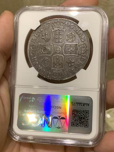 《竞宝斋》第430场 周日，周一，周二 3场连拍 （全场包邮） NGC AU55 英国1706安妮女王克朗，所有安妮女王克朗中第二少的版别，珍惜度R。也是英国克朗中首次出现羽毛、玫瑰和盾徽共同作为背面元素的克朗。MS的1706克朗已经很多年没有出现过，这枚AU55给分过于保守，已是亚军分数。