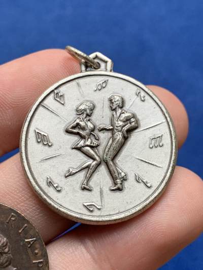 《竞宝斋》第430场 周日，周一，周二 3场连拍 （全场包邮） 欧洲纪念章牌一对 总重约18.5克，直径分别为26.2mm和30.6mm。