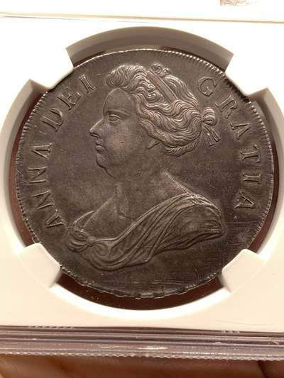 《竞宝斋》第430场 周日，周一，周二 3场连拍 （全场包邮） NGC AU55 英国1706安妮女王克朗，所有安妮女王克朗中第二少的版别，珍惜度R。也是英国克朗中首次出现羽毛、玫瑰和盾徽共同作为背面元素的克朗。MS的1706克朗已经很多年没有出现过，这枚AU55给分过于保守，已是亚军分数。