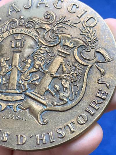 《竞宝斋》第430场 周日，周一，周二 3场连拍 （全场包邮） 名家雷蒙·科尔班设计 1492-1992科西嘉 · 阿雅克肖建城500周年纪念大铜章  雷蒙·科尔班（1924-2011）以建筑主题勋章闻名 236.3克 80mm 丰饶角铜标