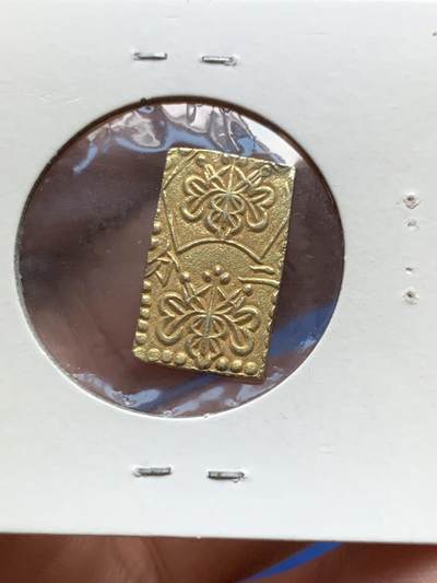 《竞宝斋》第430场 周日，周一，周二 3场连拍 （全场包邮） 日本明治二分判金，未使用品相，正面是五三桐纹 背面是铸币机构的监督后藤光次的花押，大概含金0.6克，光金价就500以上