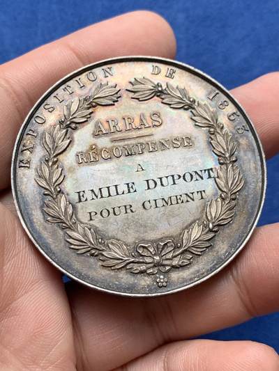 《竞宝斋》第430场 周日，周一，周二 3场连拍 （全场包邮） 1853年法国阿拉斯市世博会纪念银章 65.1克 50.2mm 手指银标 带盒