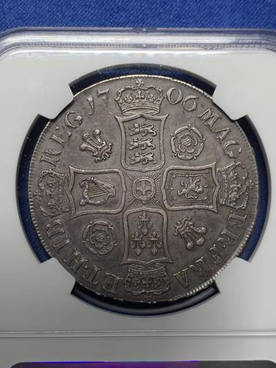 《竞宝斋》第430场 周日，周一，周二 3场连拍 （全场包邮） NGC AU55 英国1706安妮女王克朗，所有安妮女王克朗中第二少的版别，珍惜度R。也是英国克朗中首次出现羽毛、玫瑰和盾徽共同作为背面元素的克朗。MS的1706克朗已经很多年没有出现过，这枚AU55给分过于保守，已是亚军分数。