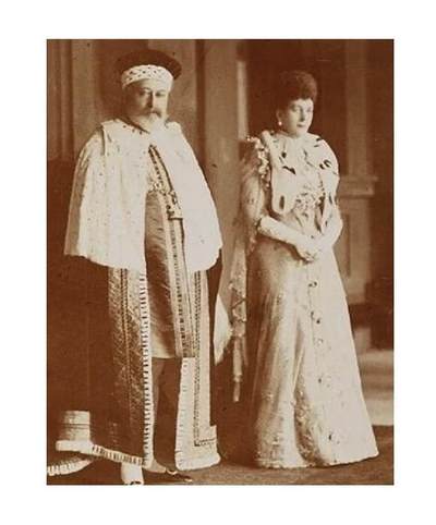 【旋风钱币】10月25日19:00准时开拍 精美欧洲币章、第三帝国钱币、精美项链等 全场包邮 英国1902年 爱德华七世和皇后加冕礼高浮雕精制大铜章 40MM 