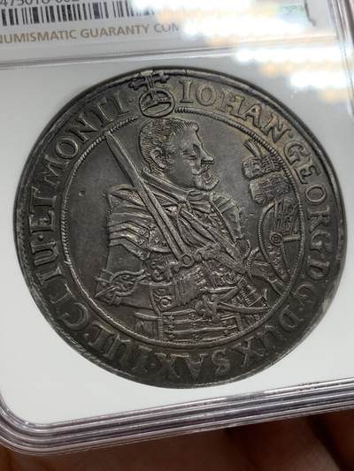 《竞宝斋》第430场 周日，周一，周二 3场连拍 （全场包邮） NGC AU53 德国1641年萨克森约翰格奥尔格执剑大泰勒 正反均匀老包浆浑然舒朗，背面大盾徽打制清晰精美，古韵盎然的一枚选帝侯泰勒，细节见图
