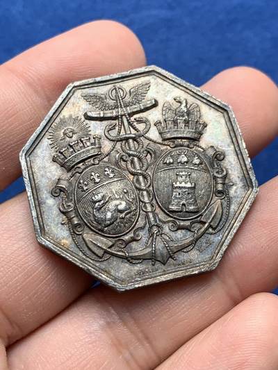 《竞宝斋》第430场 周日，周一，周二 3场连拍 （全场包邮） 1862年法国巴黎蒸汽船公司在诺曼底港口的银质八角代币 正面是勒阿弗尔和翁夫勒的徽章 1882年使用 37.7mm 25.4克