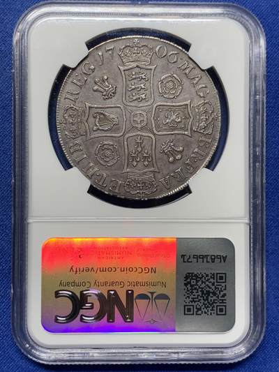 《竞宝斋》第430场 周日，周一，周二 3场连拍 （全场包邮） NGC AU55 英国1706安妮女王克朗，所有安妮女王克朗中第二少的版别，珍惜度R。也是英国克朗中首次出现羽毛、玫瑰和盾徽共同作为背面元素的克朗。MS的1706克朗已经很多年没有出现过，这枚AU55给分过于保守，已是亚军分数。