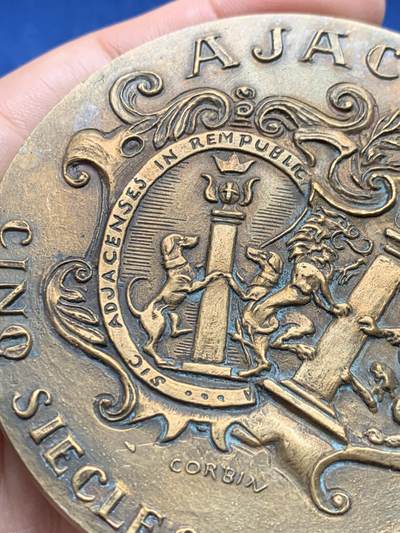 《竞宝斋》第430场 周日，周一，周二 3场连拍 （全场包邮） 名家雷蒙·科尔班设计 1492-1992科西嘉 · 阿雅克肖建城500周年纪念大铜章  雷蒙·科尔班（1924-2011）以建筑主题勋章闻名 236.3克 80mm 丰饶角铜标