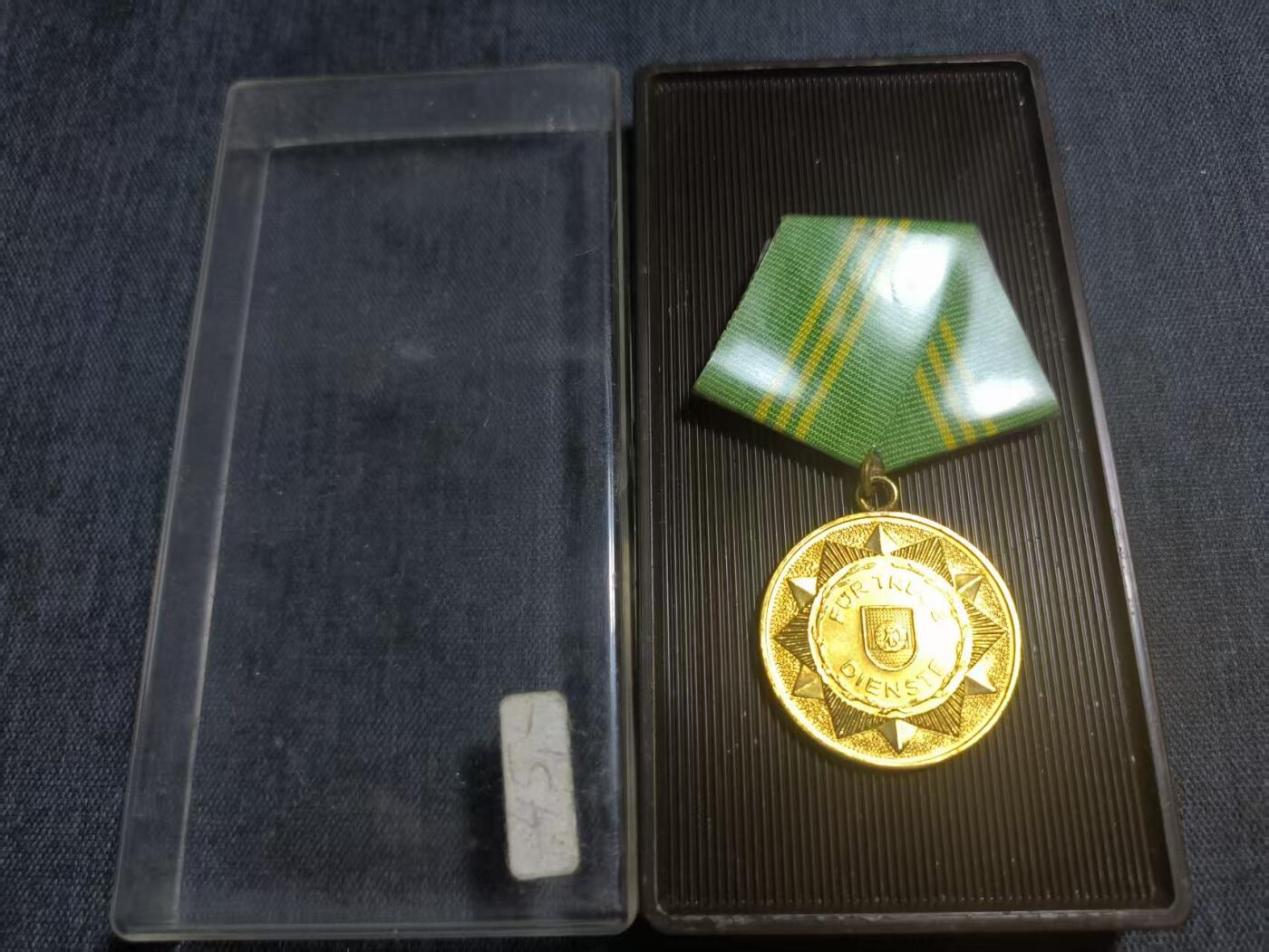 罗岚⭐爱藏⭐精品专拍第六场-分享拍场赚佣金 民主德国内政部人民警察金级忠诚服役奖章带盒 早期提手挂版本带塑皮