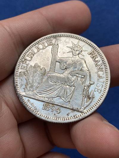 《竞宝斋》第430场 周日，周一，周二 3场连拍 （全场包邮） 法属印支那1894年坐洋1皮亚斯特银币 背面有个字戳 带点光 细节见图