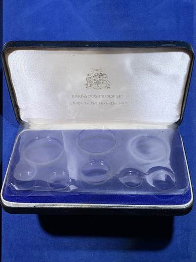 《竞宝斋》第430场 周日，周一，周二 3场连拍 （全场包邮） 巴巴多斯1974年原盒八枚套装，其中5元31.1克，10元37.9克都是银币