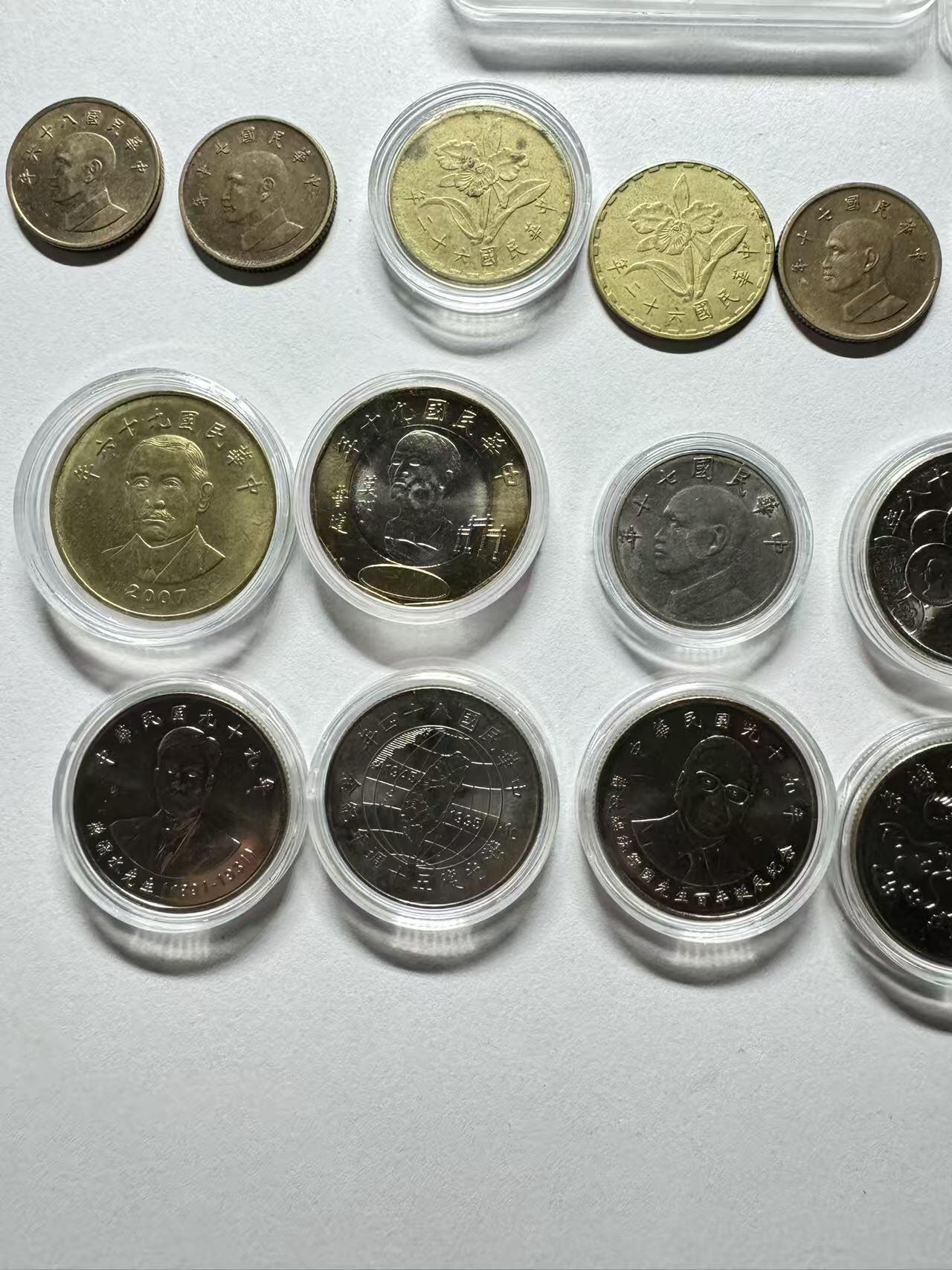 《外钞收藏家》第五百七十七期（精品场）（本平台长期征集拍品、欢迎藏友们联系合作） 台币一组，含纪念币，早期第一套流通台币
