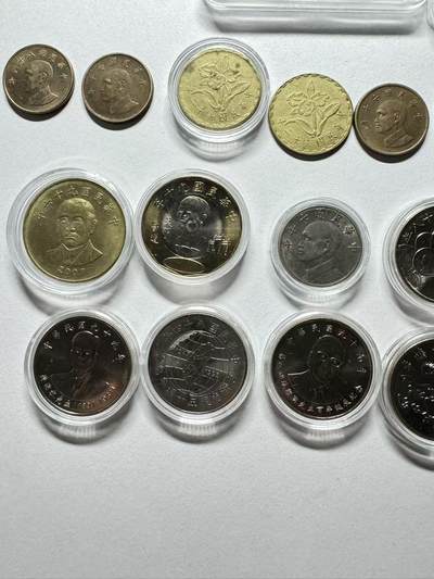 《外钞收藏家》第五百七十七期（精品场）（本平台长期征集拍品、欢迎藏友们联系合作） - 台币一组，含纪念币，早期第一套流通台币